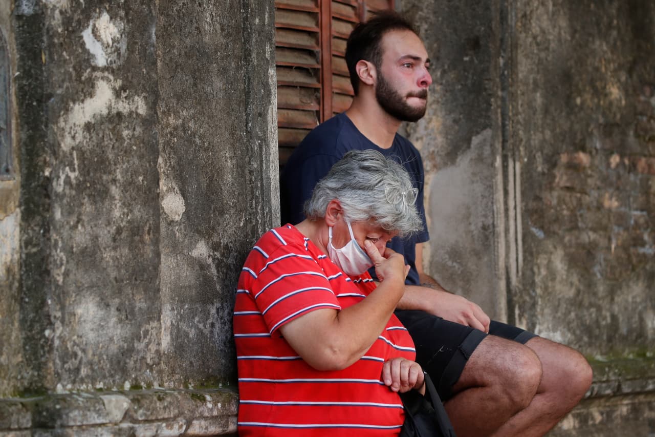 Amigos de Úrsula Bahillo lloran. El exnovio de la joven, un policía, fue arrestado en relación con su muerte.