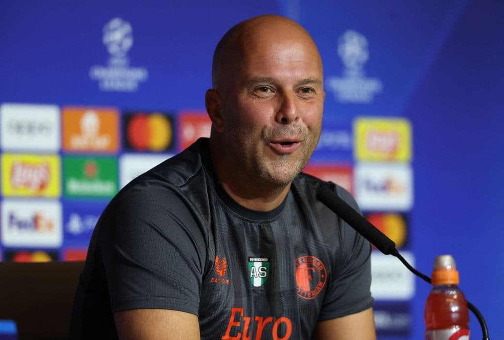 Técnico del Feyenoord confirma que Santi Giménez puede jugar ante Lazio