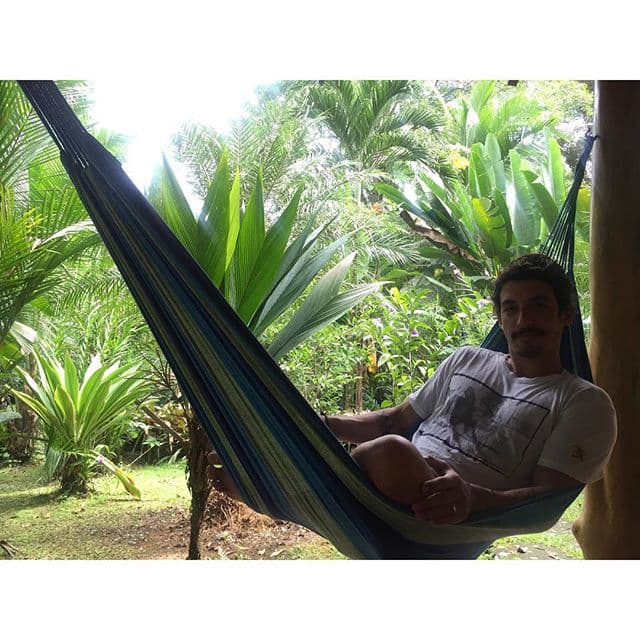 “Entonces encuentras con quien reír, pelear, amar, viajar, compartir. Mi vista favorita todas las mañanas y no me refiero al fondo espectacular” escribió Zuria en su cuenta de Instagram.