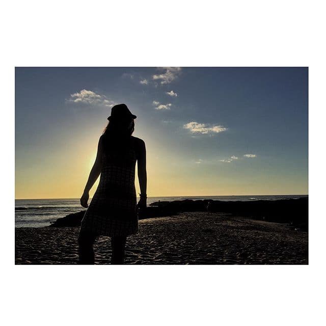 Por su parte, su esposo no se queda atrás contemplando a su amada esposa.