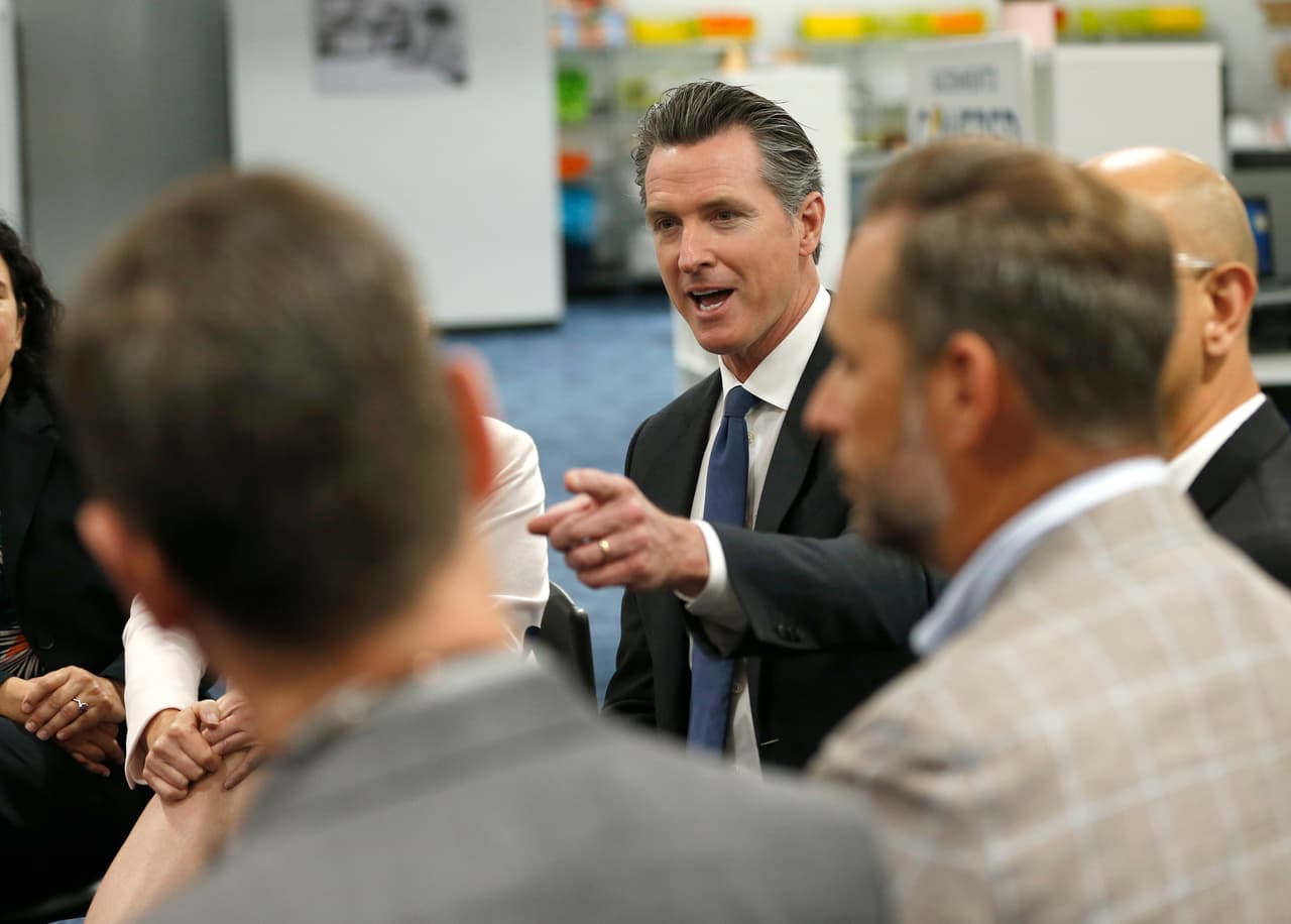 De pasar esta legislación podría haber un enfrentamiento con la administración de Trump, quien ha propuesto que cualquier persona ilegal en Estados Unidos que recurra a programas de asistencia pública, como Medicaid, le sería negada la residencia.
<br>