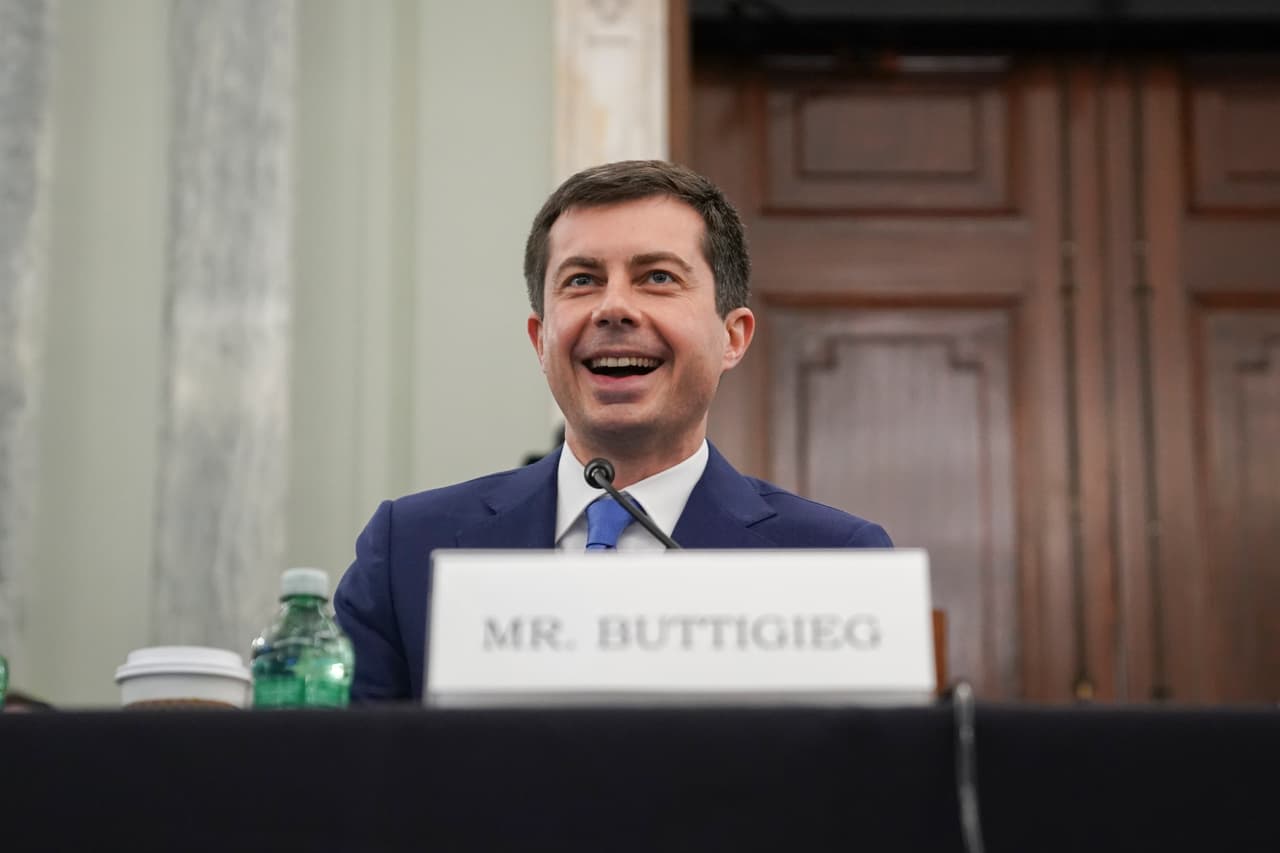 <b>Secretario de Transporte: Pete Butiggieg. </b>Fue alcalde de South Bend, Indiana, de 2012 a 2020. Se postuló en las primarias demócratas de 2020 y respaldó a Biden después de retirarse. Fue oficial de inteligencia de la Marina y fue enviado a Afganistán en 2014. Luego de su confirmación por el Senado, Buttigieg se convirtió en la persona abiertamente LGBTQ en la historia en tener un rol permanente en el gabinete. 
<br>