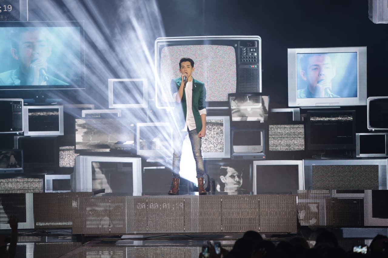 Una noche donde se le hizo honor al Latin GRAMMY, hubo sorpresas y la eliminación de un chico más. Esta noche le dijimos adiós a Sebastián y los jueces, además de no tener paciencia, fueron difíciles de complacer.