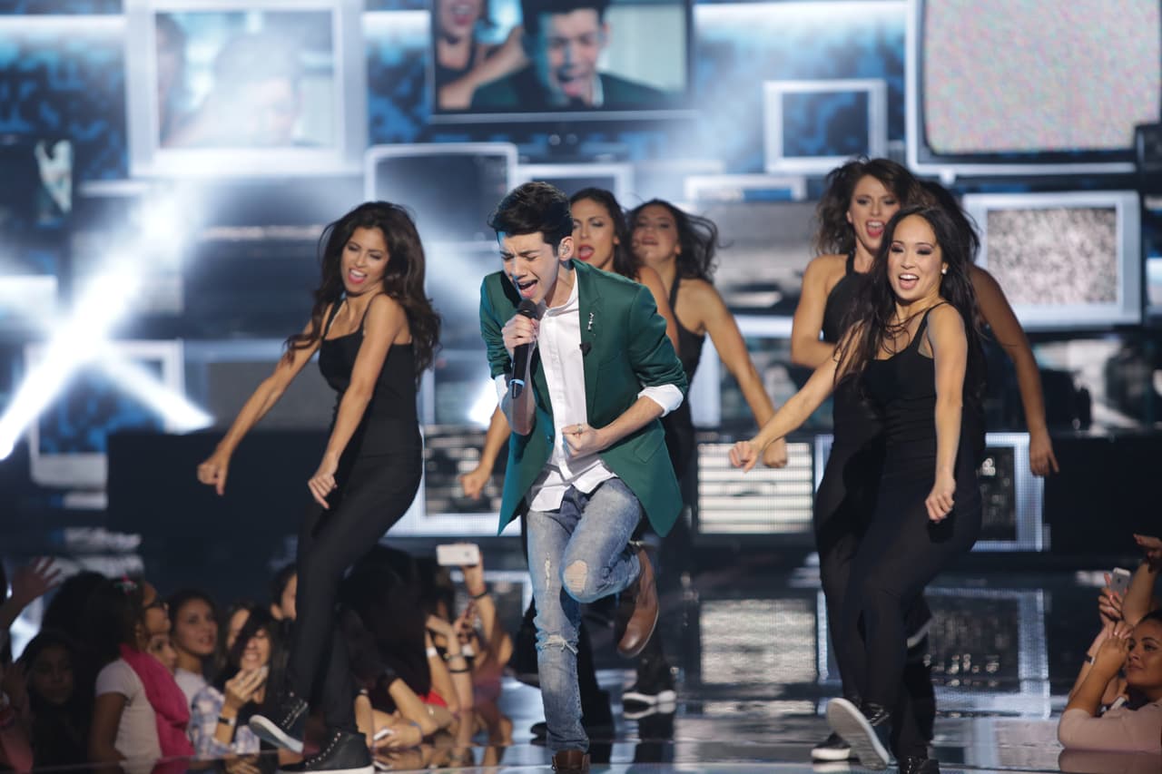 Una noche donde se le hizo honor al Latin GRAMMY, hubo sorpresas y la eliminación de un chico más. Esta noche le dijimos adiós a Sebastián y los jueces, además de no tener paciencia, fueron difíciles de complacer.