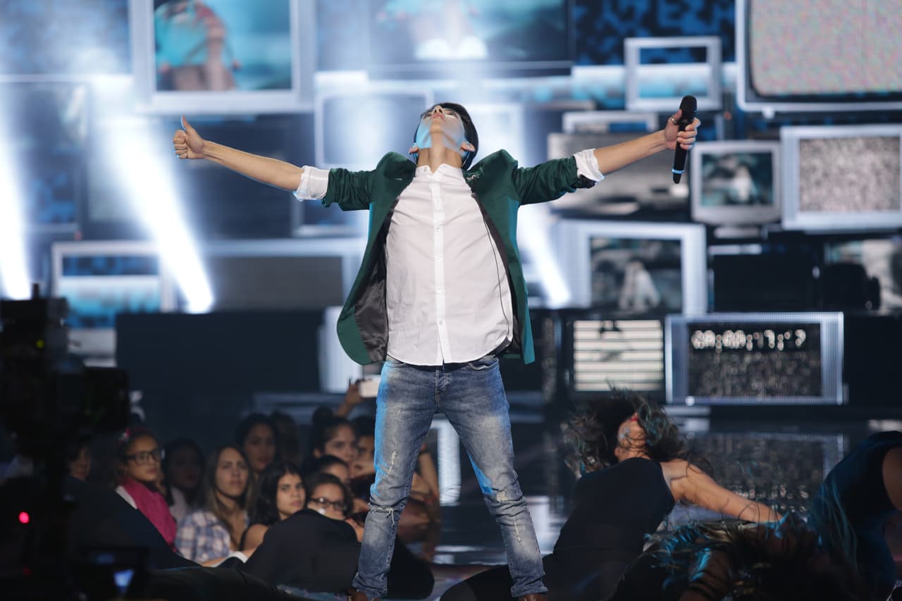 Una noche donde se le hizo honor al Latin GRAMMY, hubo sorpresas y la eliminación de un chico más. Esta noche le dijimos adiós a Sebastián y los jueces, además de no tener paciencia, fueron difíciles de complacer.