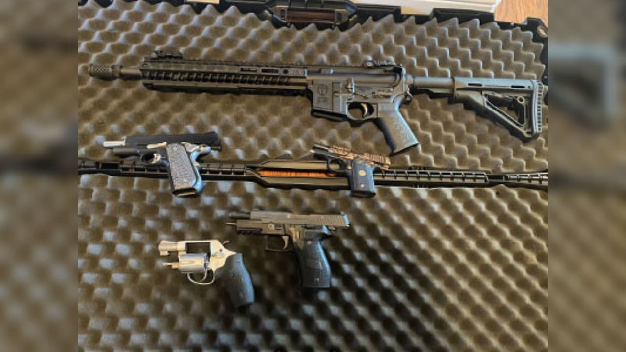 Además, se decomisaron más de $50,000 en efectivo, cuatro pistolas y un rifle de asalto ilegal.
<br>