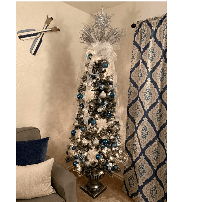 “Celebrando la Navidad desde Lewisville, Texas”, escribió Jesús Figueroa al compartir la foto de su hermoso árbol navideño.