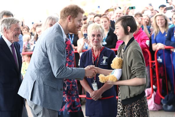 A su llegada, el príncipe Harry recibió este osito de peluche, como 
<b><a href="https://www.univision.com/famosos/botitas-ropa-y-peluches-son-mas-de-200-los-regalos-que-ha-recibido-archie-el-bebe-de-meghan-y-harry-fotos">regalo especial,</a></b> de manos de una expaciente del hospital.
