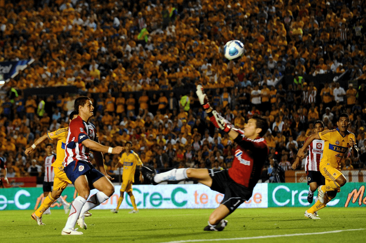 La alineación titular fue: Luis Michel, Aarón Galindo, Héctor Reynoso, Patricio Araujo, Omar Esparza, Jhonny Magallón, Edgar Mejía, Xavier Báez, Alberto Medina, Omar Bravo y ‘Chicharito’ Hernández.