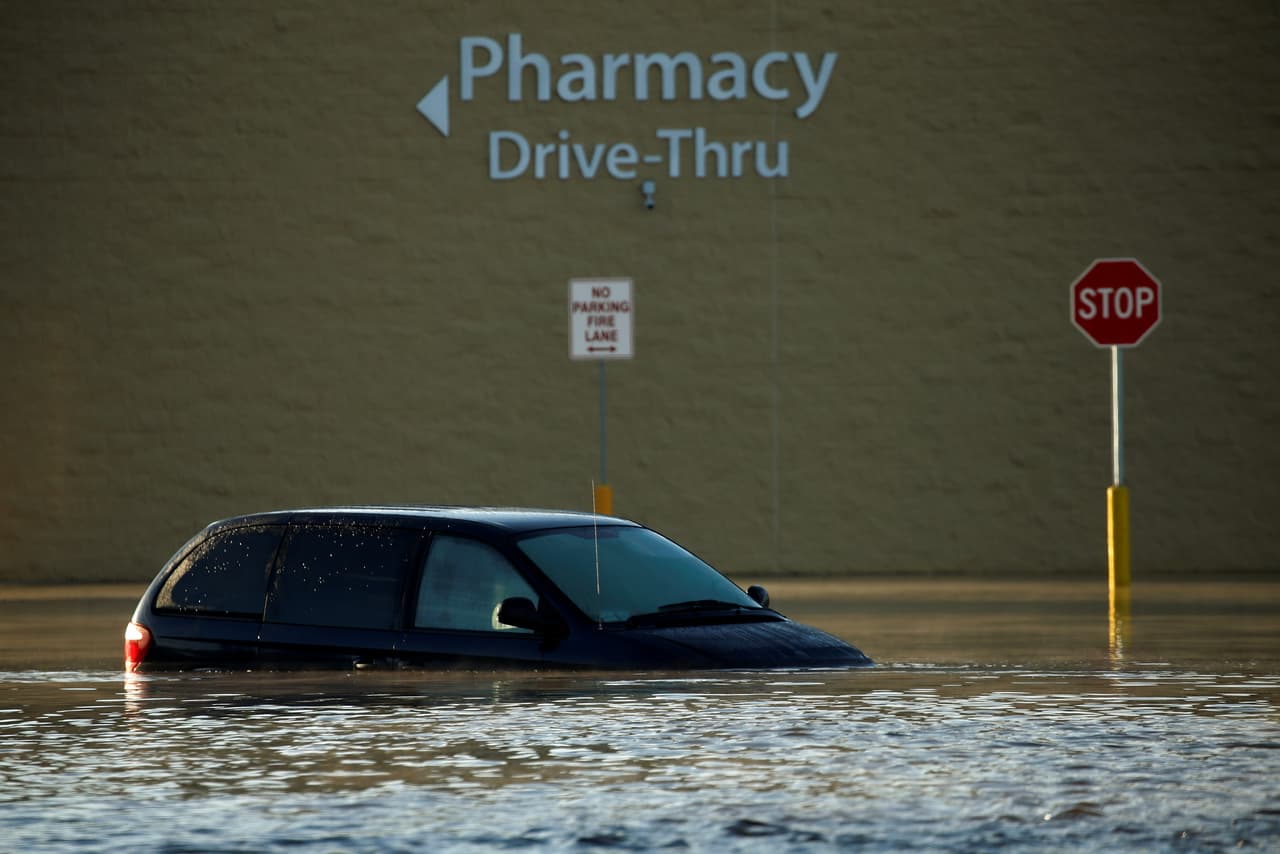 Ya fueron declarados en emergencia 31 condados de Carolina del Norte, con el fin de acceder rápidamente a los fondos necesarios para las labores de rescate y reconstrucción. (REUTERS/Carlo Allegri)