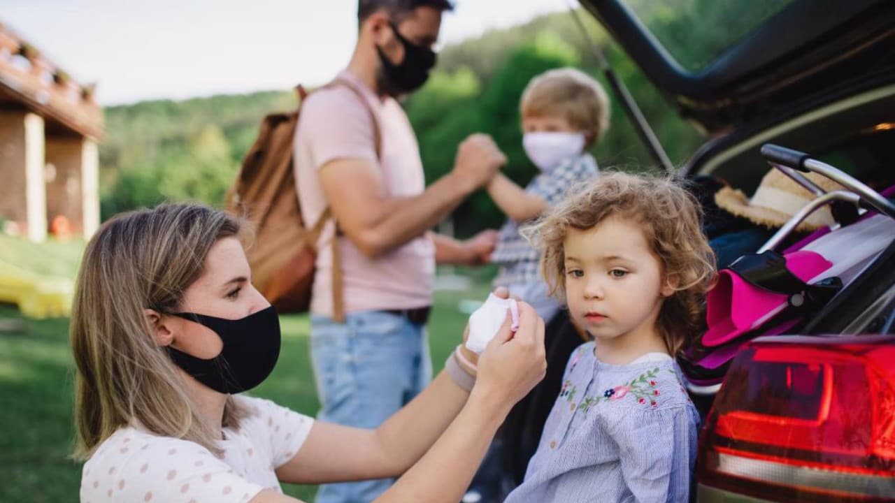 <b>EN AUTOMÓVIL</b>
<br>
<br>Si escoges viajar en tu propio auto, no tendrás que ir con desconocidos, pero ten en cuenta que aún existen riesgos, en especial durante los traslados largos. Antes de salir,
<a href="https://www.univision.com/carros/consejos-de-carros/como-viajar-en-carro-de-una-manera-segura-en-tiempos-del-coronavirus-fotos" target="_blank">prepara tus propias comidas</a> para que no tengas que salir a comprar algo y posiblemente exponerte al coronavirus en un restaurante. Si vas a reservar un hotel o habitación en donde hospedarte, llama antes de tiempo para saber cuáles son sus protocolos de limpieza en cada habitación. Además, ten en cuenta que no debes de usar la misma mascarilla
<a href="https://www.cdc.gov/coronavirus/2019-ncov/prevent-getting-sick/cloth-face-cover-guidance.html" target="_blank">por más de tres días</a>. Trae contigo cubrebocas adicionales dependiendo de la duración de tu viaje.