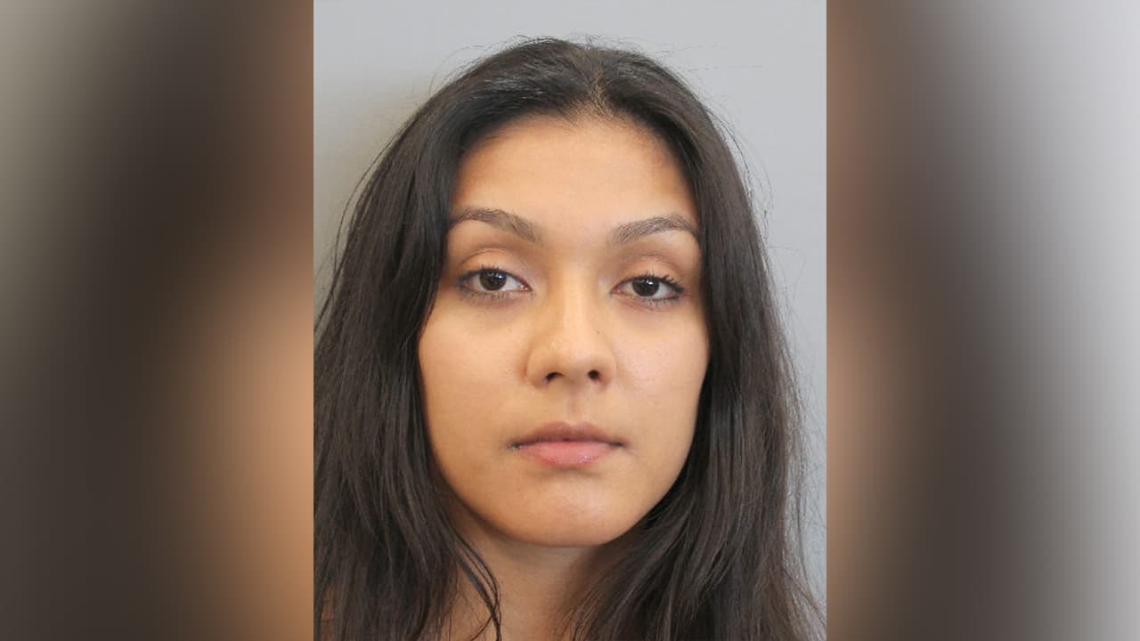 Arrestan a una mujer acusada de conducir alcoholizada y atropellar a un hombre al suroeste de Houston