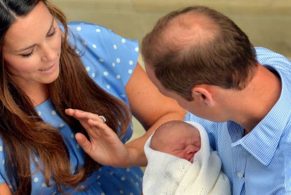 Kate Middleton y el príncipe William así lo mostraron al mundo a la salida del hospital.