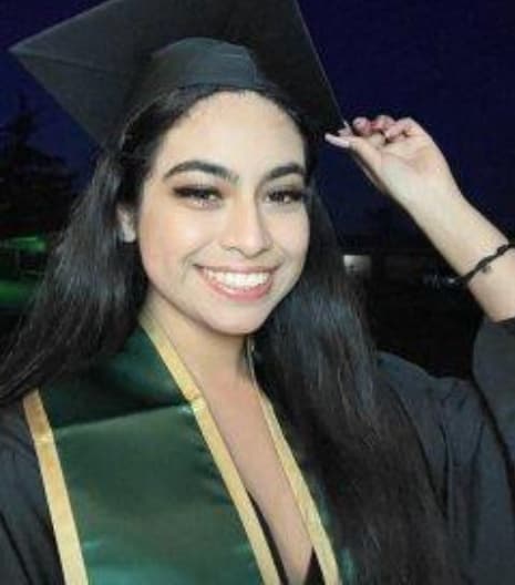 <b>Samantha Soberanes</b> — Universidad
<br>
<br>"Samantha es de la primera generación de su familia en graduarse de la universidad con una licenciatura en español y todos en la familia nos sentimos muy orgullosos de sus logros. Después de muchas sacrificios de sus padres y muchisimo esfuerzo de su parte, finalmente lo logró. Samantha, te amamos mucho".