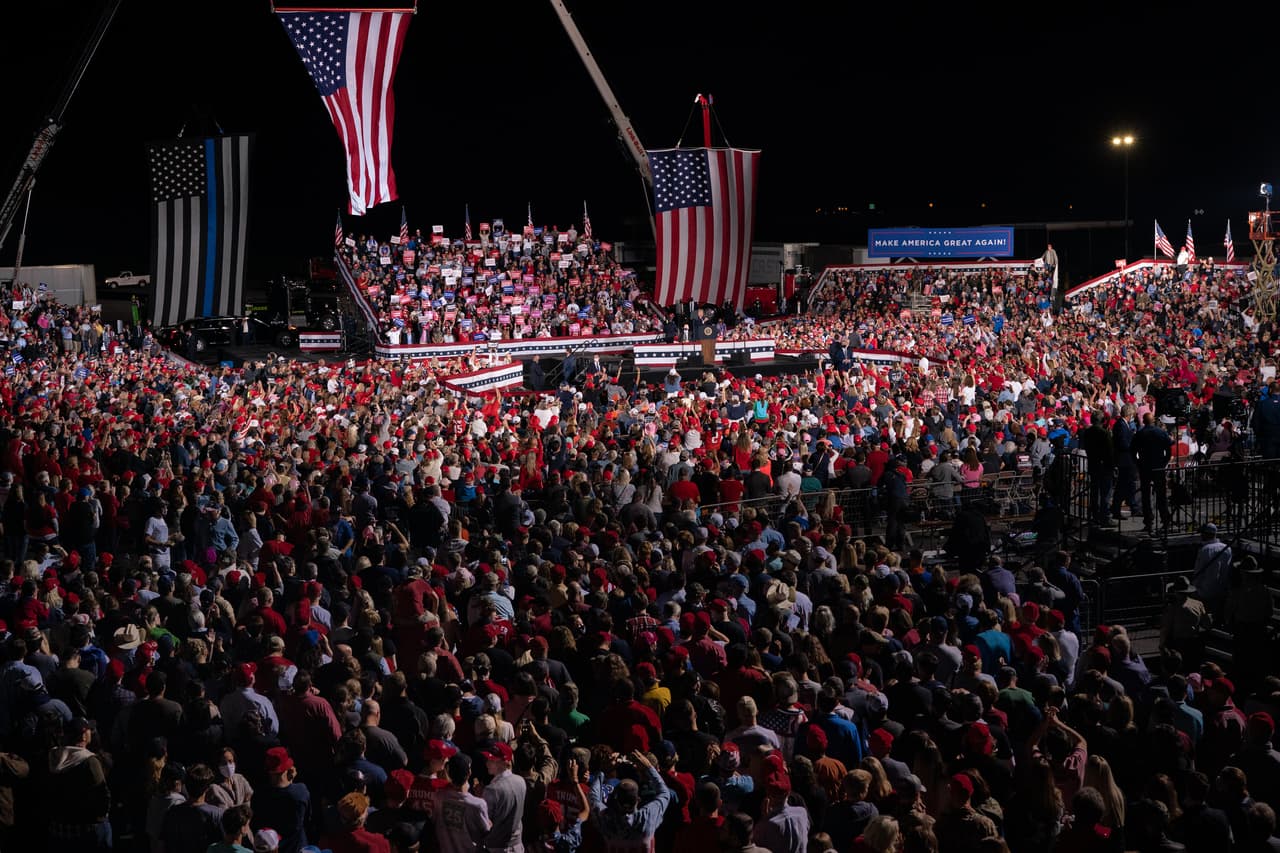 El presidente Donald Trump habla en un mitin de campaña el 16 de octubre de 2020 en Macon, Georgia. Trump continúa haciendo campaña contra el candidato presidencial demócrata Joe Biden a casi dos semanas de las elecciones.
