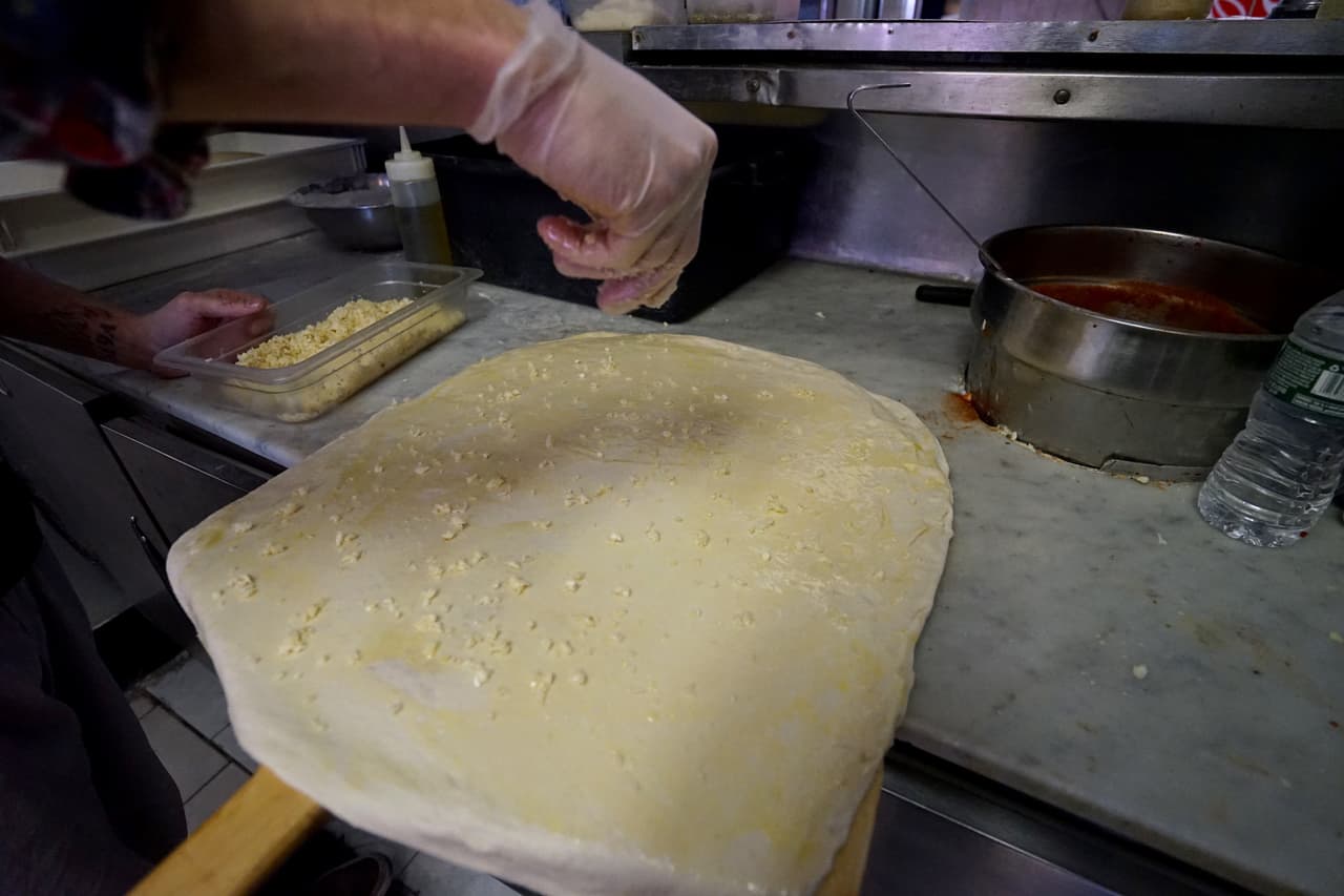 La masa y los ingredientes son los mismos de una pizza regular.