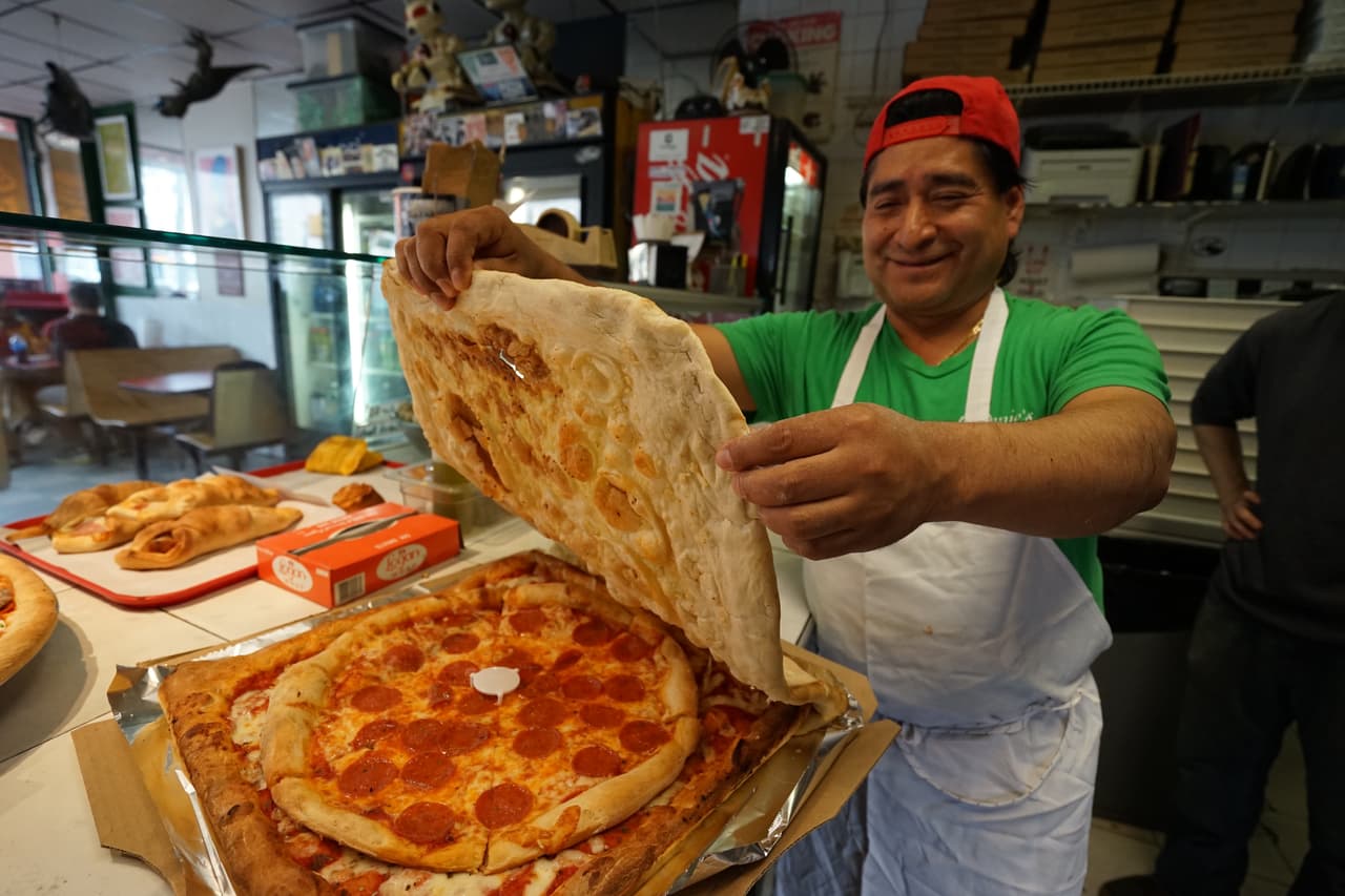 El mexicano Pablo Lezama trabaja en el sitio por 15 años, pero ha preparado pizzas por 25.