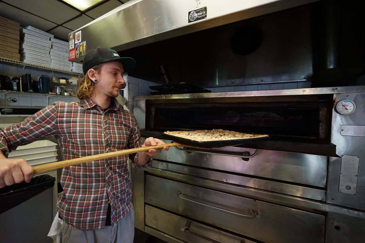 Jay Brown, gerente de una de las sucursales, explicó el proceso de confección.