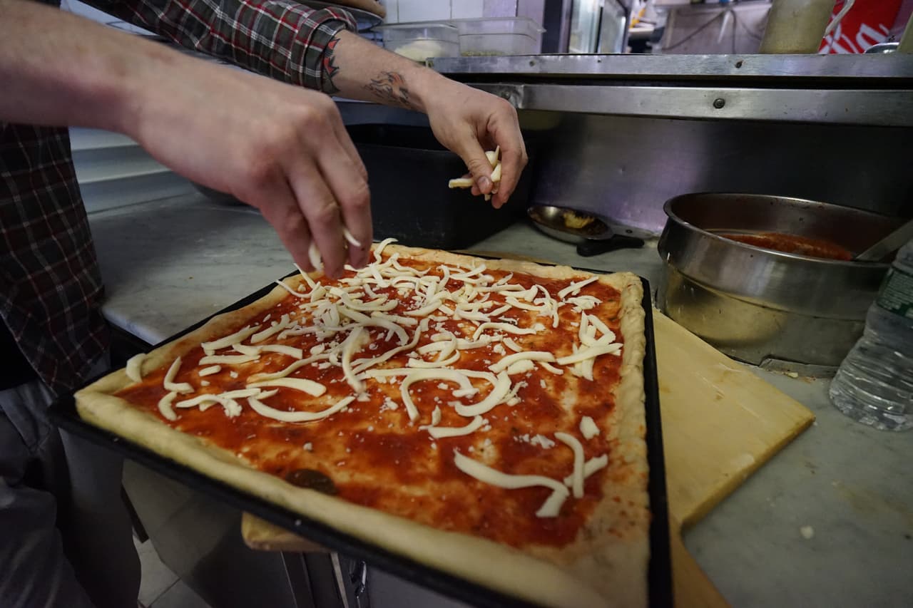 El proceso requiere de 30 a 45 minutos, pero los seguidores del negocio la piden sin importar la espera.