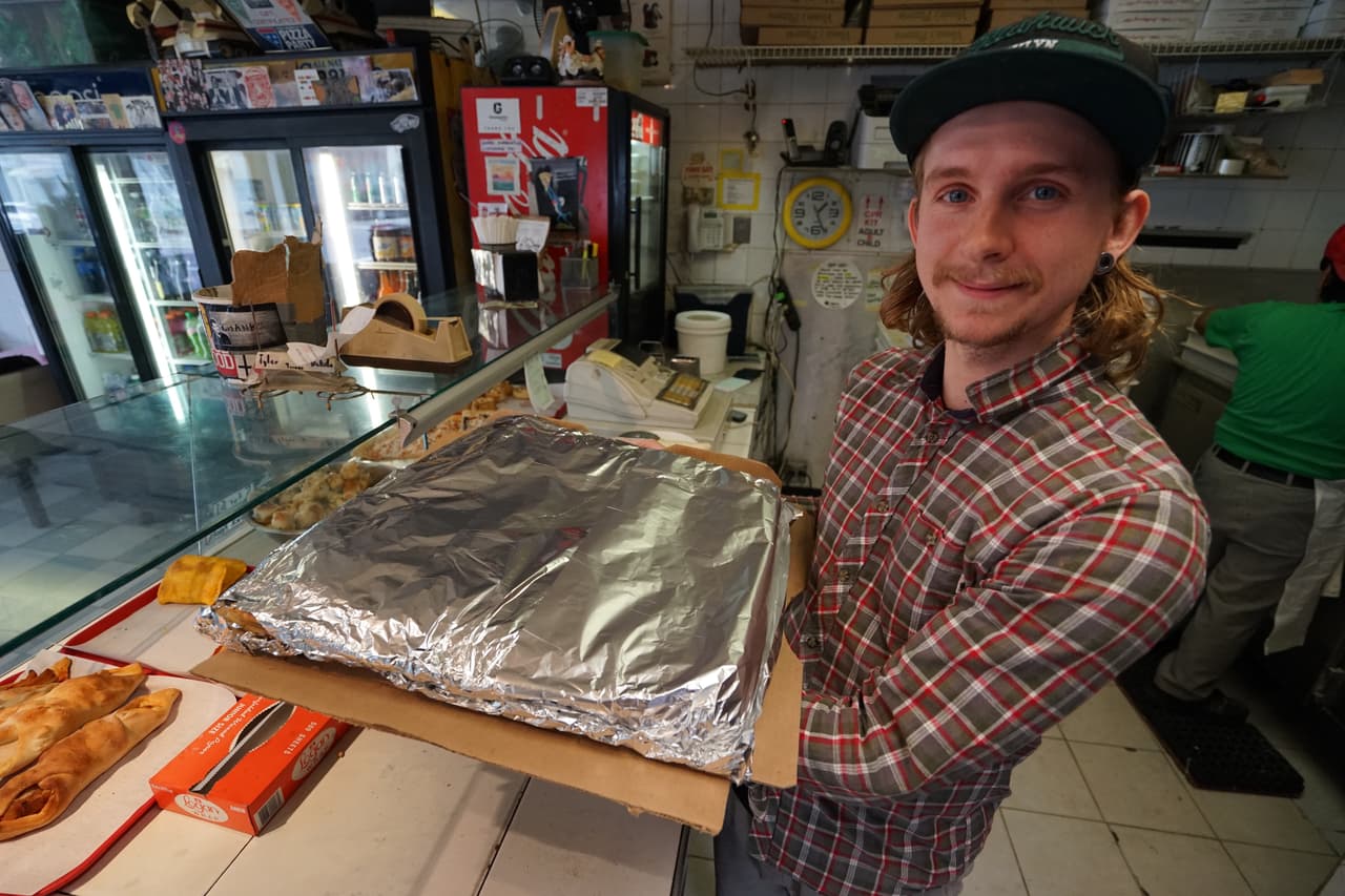 Jay muestra la PizzaBoxPizza lista para ser entregada.