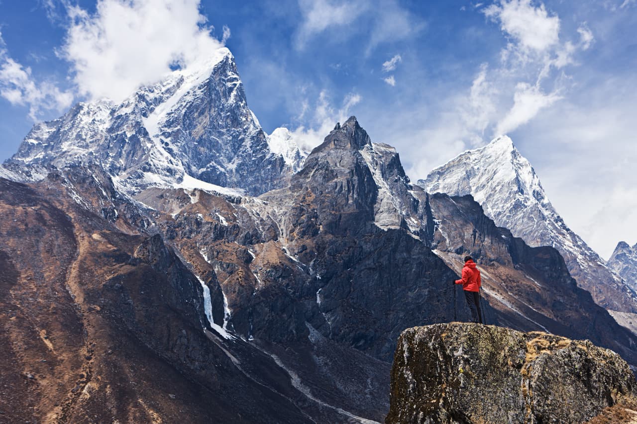 <b>Parque Nacional Monte Everest</b>, Nepal. Es el más alto de todo el mundo. El parque entero se encuentra a más de 9,700 pies de altura. Sus montañas formadas por rocas sedimentarias, metamórficas e ígneas, incluye picos, entre ellos la "cima del mundo" el Monte Everest, que superan los 26,000 pies (más de 5 millas).