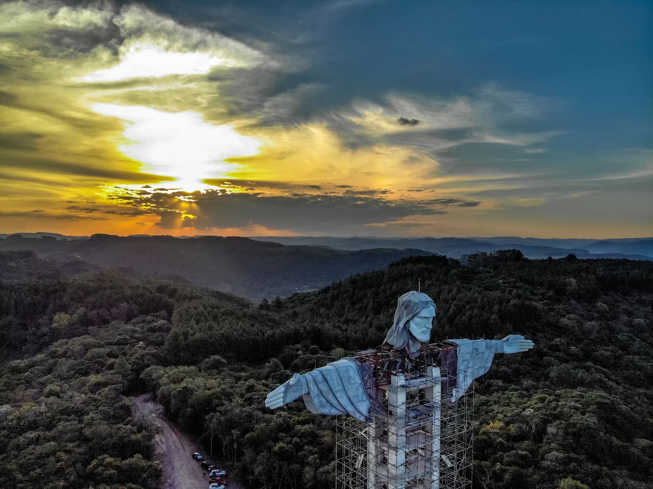 Una vista panorámica de la estatua en construcción en Encantado, 
<a href="https://www.univision.com/temas/brasil">Brasil</a>. La obra costará unos 353,000 dólares en total. La organización AACristo, patrocinante del proyecto, está pidiendo donaciones para terminarlo a finales de este año.