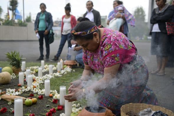 Además se colocaron flores y algunos alimentos a manera de ofrenda para los fallecidos.
