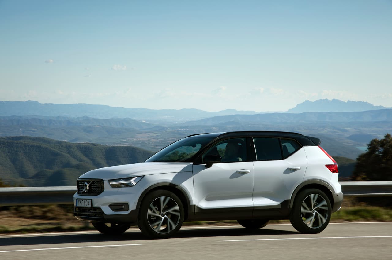 El sistema electrónico de dirección de la Volvo XC40, que cuenta con la velocidad y la comunicación suficiente para experimentar la vía sin sufrirla, junto a una suspensión que aunque firme no castiga el esqueleto, proporcionan una experiencia de manejo que hará felices a la gran mayoría de su público meta y que la hace competitiva con camionetas como la X1 de BMW y la Q3 de Audi.