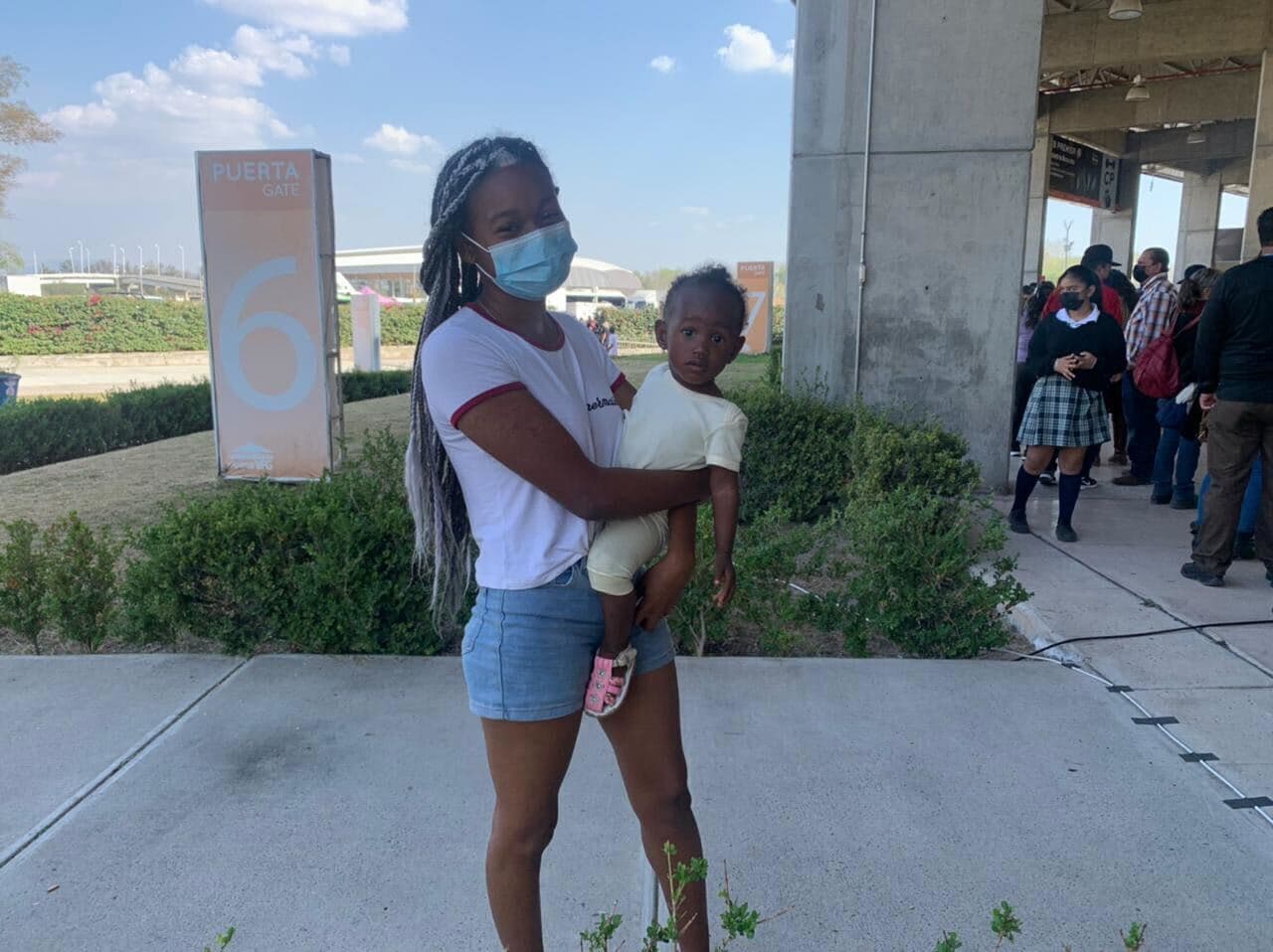 Leiny García y su hija Mía, en el rancho Los 3 Potrillos, durante el homenaje de cuerpo presente a Vicente Fernández.