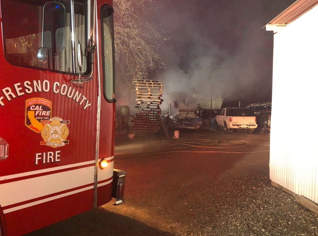 Hallan un muerto tras incendio que consumió casa remolque en el condado de Fresno