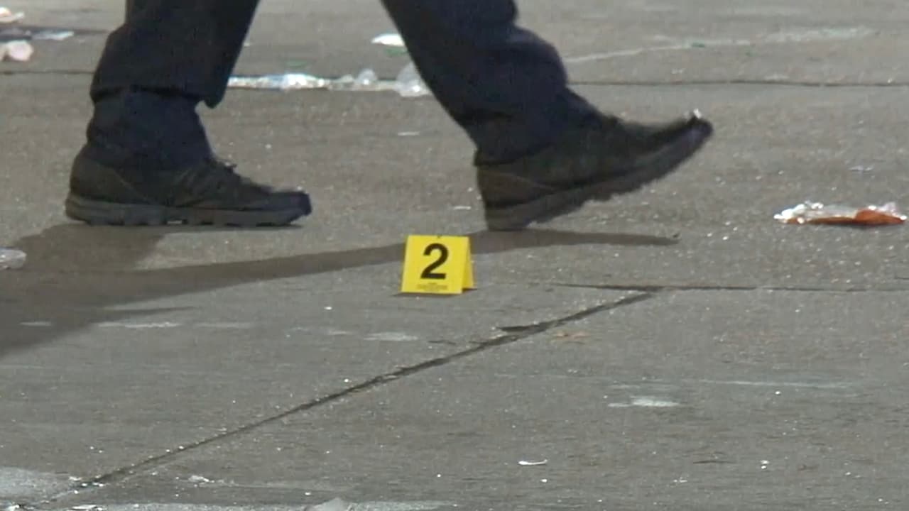 La mujer recibió una herida de bala en la pierna y fue trasladada a un hospital local donde está siendo atendida.