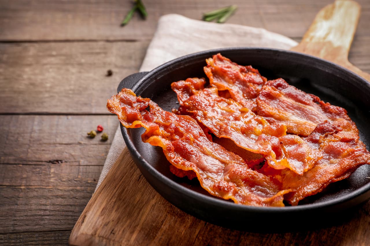 El Buró de Estadísticas Laborales indicó que 
<b>el tocino, tocineta o <i>bacon</i></b> es uno de los alimentos que más han aumentado de precio, llegando a un máximo histórico desde 1947, el primer año en que se tiene registro de este artículo. Su costo es un 17.7% mayor al de hace un año. La alta demanda en el consumo doméstico y en las exportaciones es uno de los principales motivos.