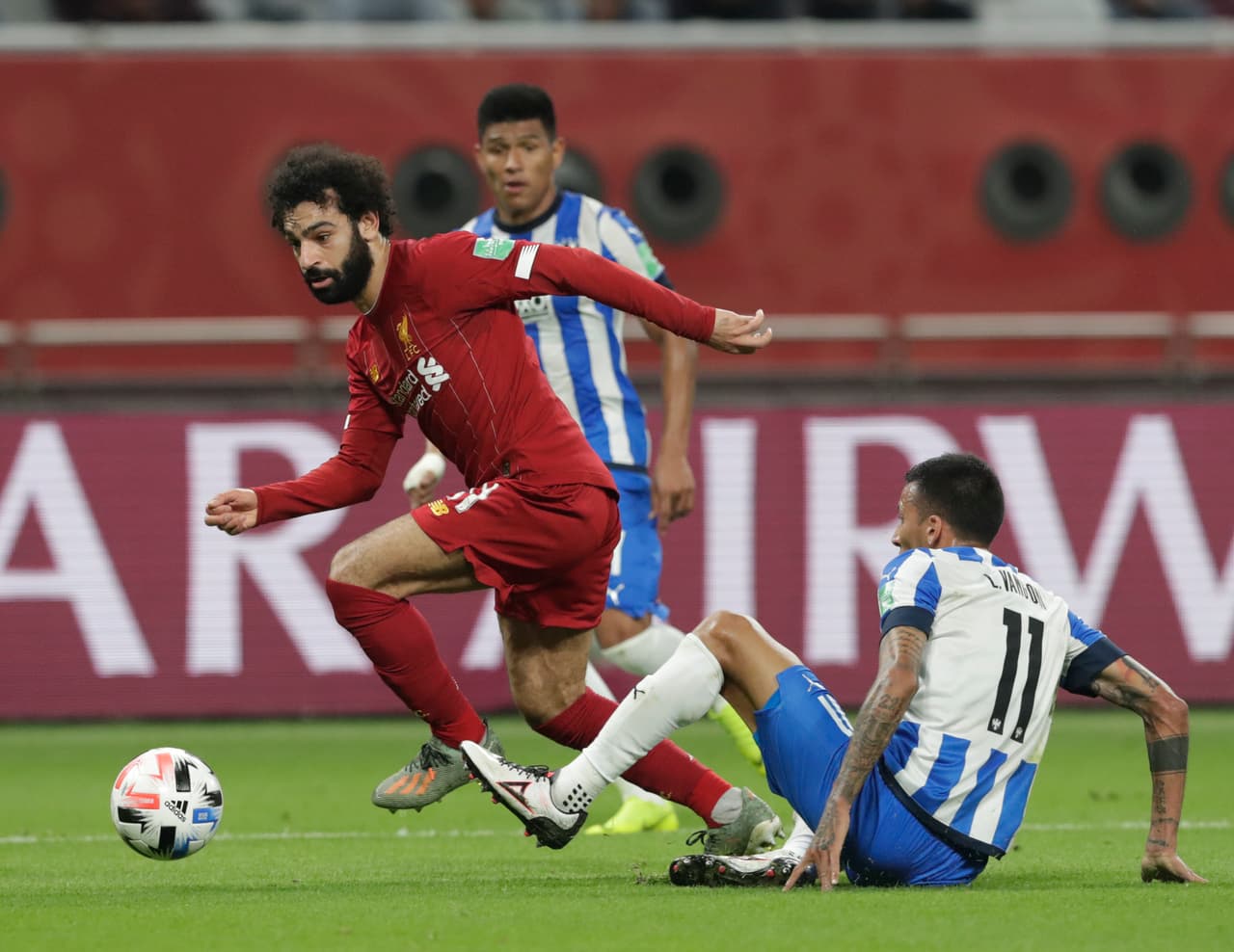 Salah gambetea a Vangioni que termina en el suelo viendo cómo se va el egipcio con el esférico.