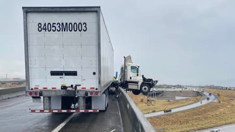 Accidente deja la cabina de un camión semirremolque colgada en el aire