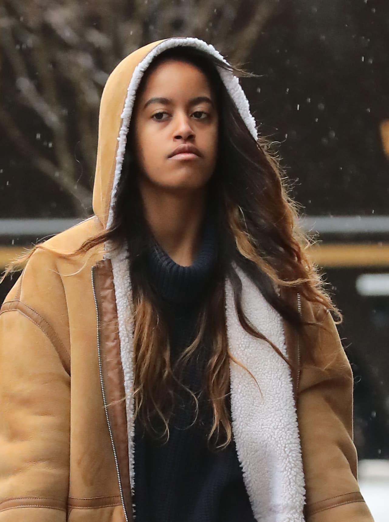 Malia Obama usa jeans negros tipo skinny y chamarra color habano.