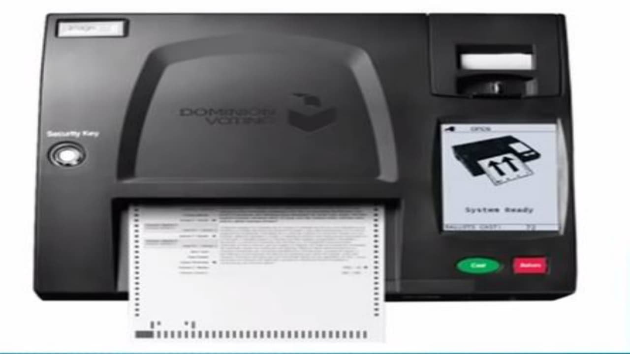 La maquina va a tomar su papeleta y comenzará a revisarla y ver que no haya errores en la misma. De haber alguno, se le notificará al elector quien podrá decidir si revisará la papeleta o si desea dejarla como está. Un puesto dejado en blanco o cualquier marca fuera de los encasillados correspondientes que desee hacer voluntariamente serán leídos como un erros.