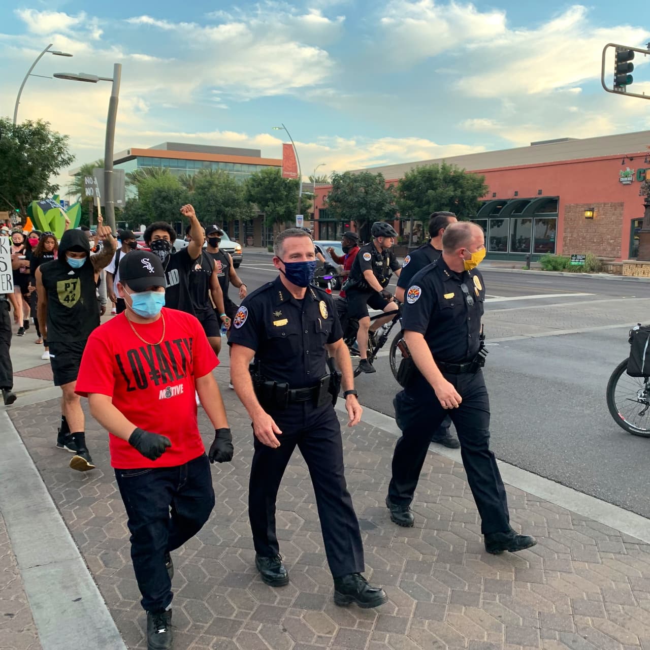 “Esta noche, el jefe Duggan se reunió con manifestantes fuera de la sede y luego caminó con ellos para mostrar el apoyo compartido del departamento de policía en justicia e igualdad para todos”, publicó el departamento policíaco.
<br>