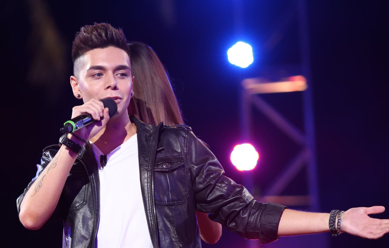 Se tomó el escenario con el tema "Secrets" de One Republic y las fans lo ayudaron a cantar.