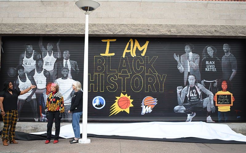 El mural pintado por Lucretia Torva y Jennifer White está en el lado oeste del Footprint Center en el centro de Phoenix. Lucretia Torva y Jennifer WhiteUbicación: Lado oeste de Footprint Center, esquina de las calles First y Jefferson streets