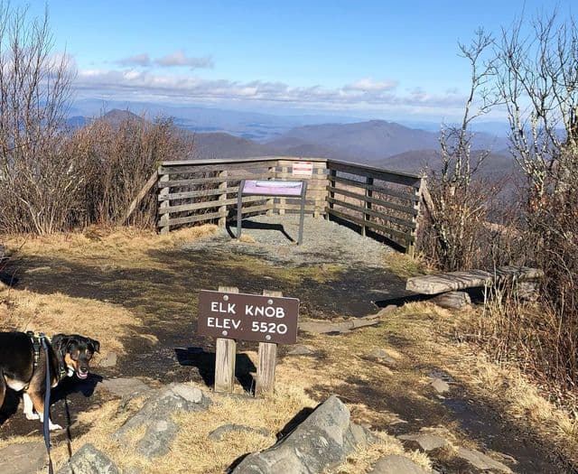 <b><a href="https://www.ncparks.gov/state-parks/elk-knob-state-park">Elk Knob State Park</a></b>. Uno de los parques estatales más nuevos de Carolina del Norte, Elk Knob, es también uno de los más altos del estado, con elevaciones que van desde los 4,500 pies en la entrada del parque hasta los 5,520 pies en la cima de Elk Knob. Esa distinción hace del parque un destino para los aventureros que quieren probar el invierno en los Apalaches del sur.
<br>
<br>
<b><a href="https://goo.gl/maps/Gt6JzYugSYBG6eCFA">Cómo llegar</a></b>