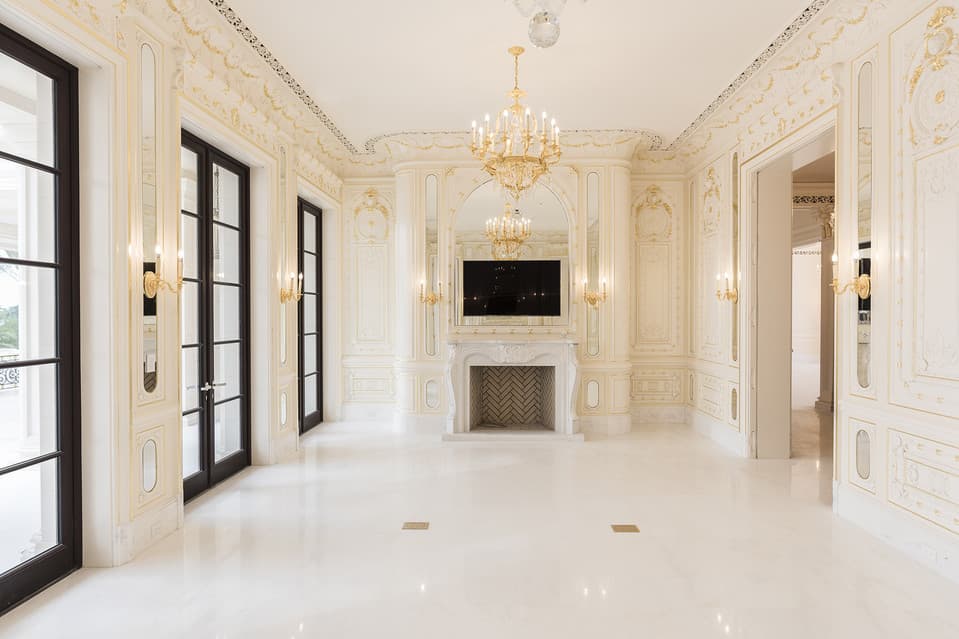 Para entretenerse, la casa cuenta además con un teatro tipo IMAX con 18 butacas.