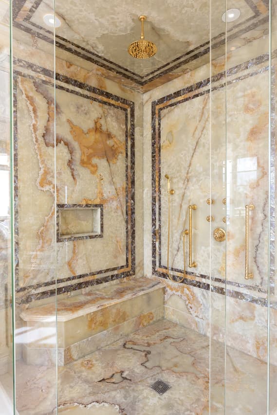 La suite principal tiene además una piscina climatizada en el área del balcón.