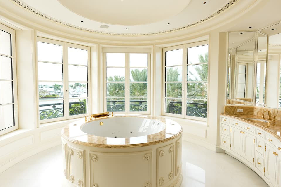 La residencia principal cuenta con once habitaciones.