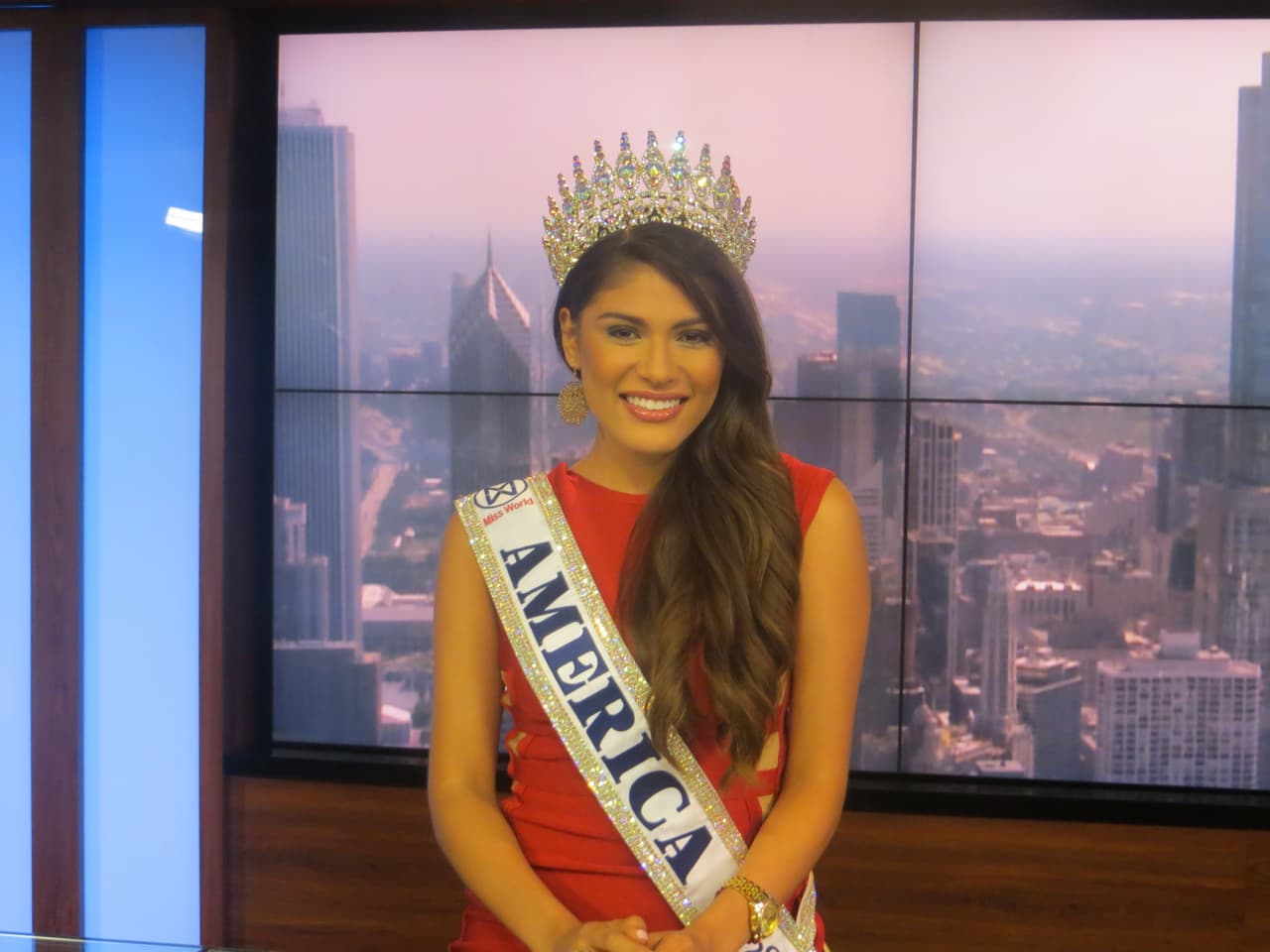 Hoy tuvimos una muy bella visita. Victoria Mendoza, Miss Mundo America visitó los estudios de Univision 66.