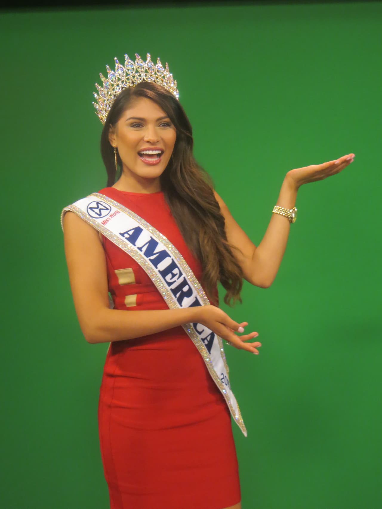 Victoria incluso probó como sería dar las noticias del tiempo.