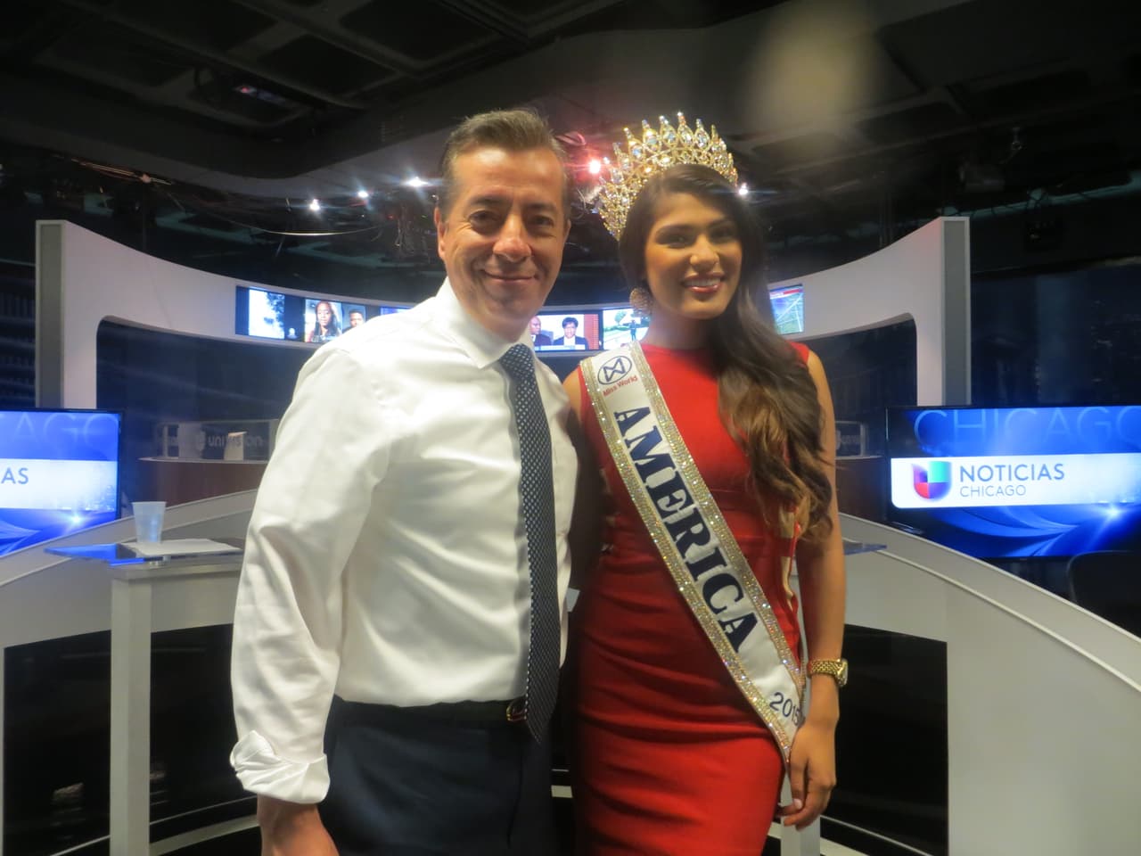 Victoria se mostró muy amable y conversó con los presentadores del noticiero como Jorge Bargosa.