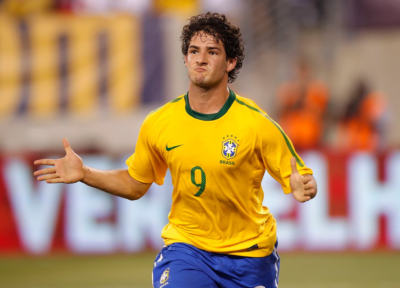 Alexandre Pato, entonces figura del Milan, poco pudo hacer ante México en Londres.