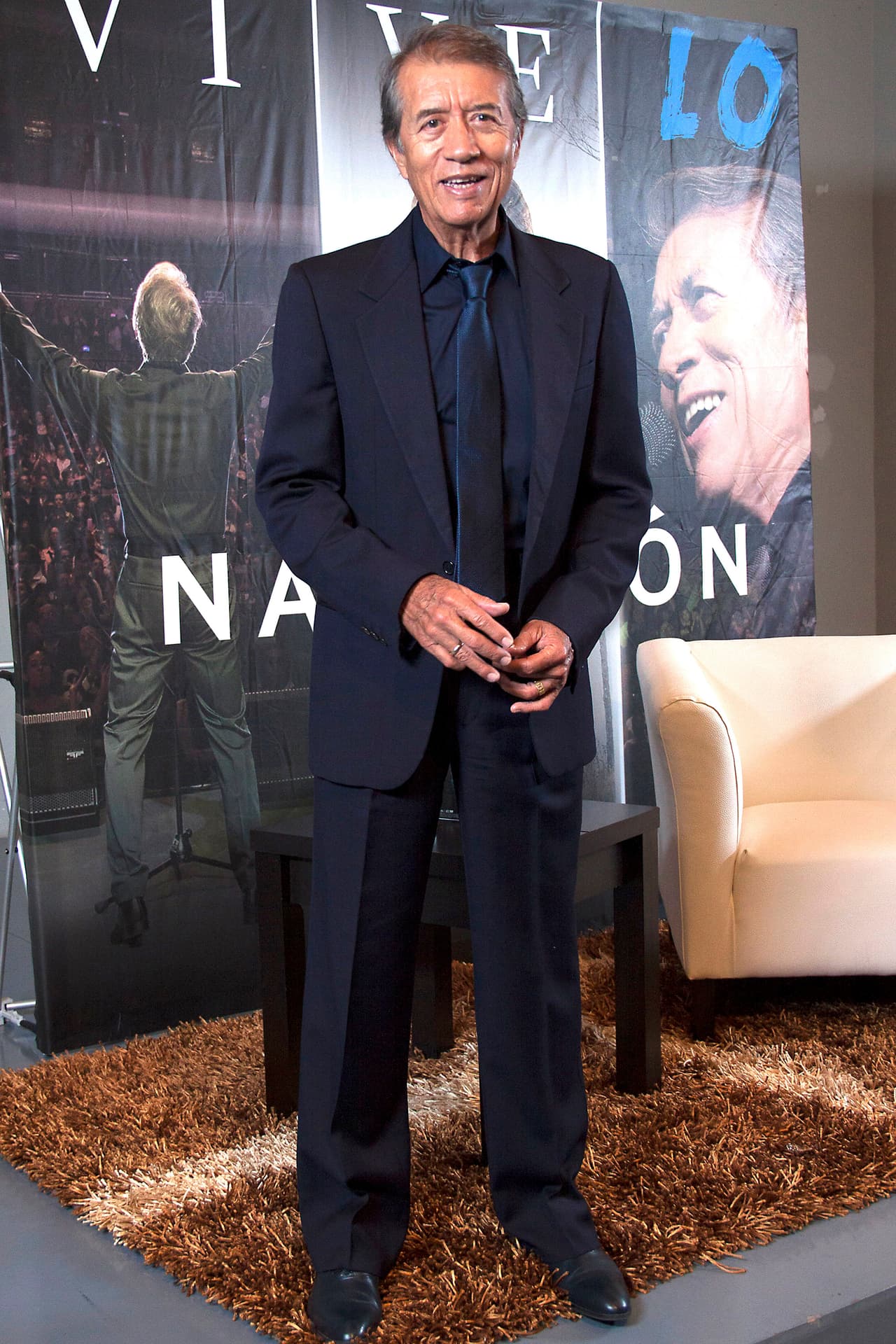 "Abre tus brazos fuertes a la vida", canta José María Napoleón desde 1976 con su tema 'Vive', con el cual triunfó en el Festival OTI y lo lanzó a la cima del éxito.