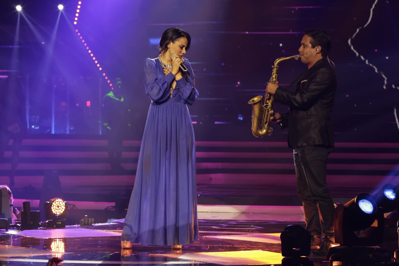 Rassel por su lado y llena de mucho sentimiento cantó 'Olvidé Respirar'.