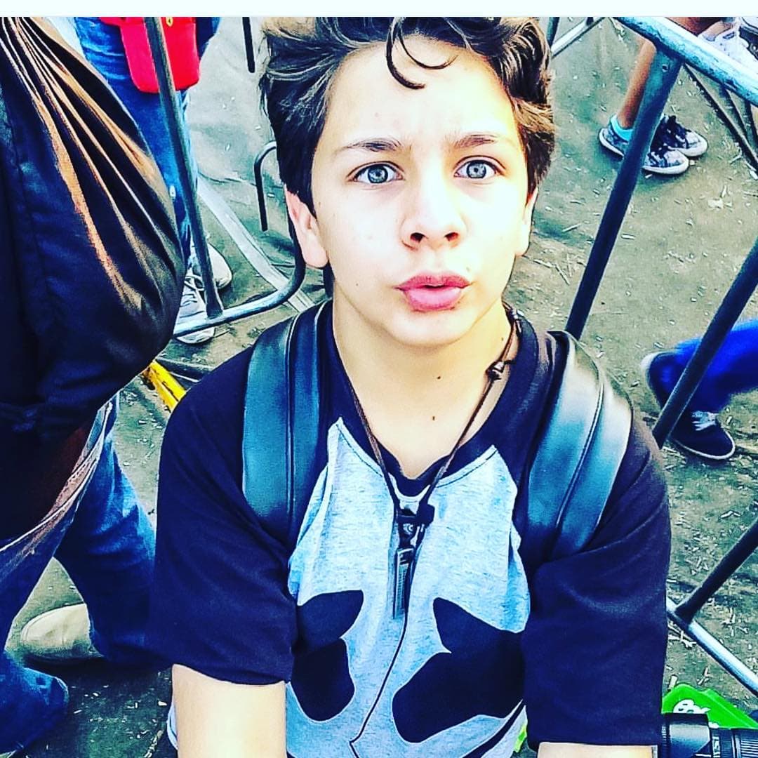 <b>Adrián</b> es todo un adolescente de 13 años que ha continuado su preparación como actor para poder obtener más papeles dentro de los melodramas, por lo que no nos sorprendería que 
<b>Escalona</b> se vuelva en un futuro protagonista de telenovelas.